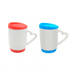 Taza blanca con tapa y base silicona y asa corazón
