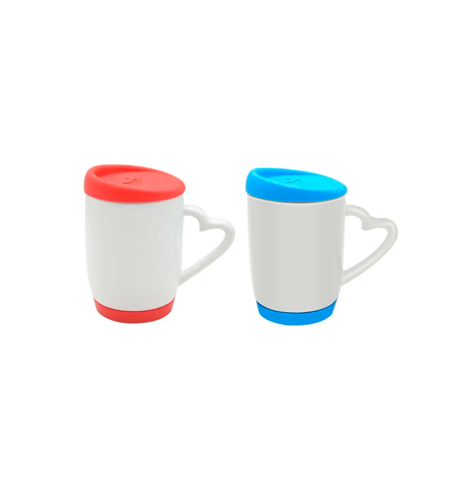 Taza blanca con tapa y base silicona y asa corazón