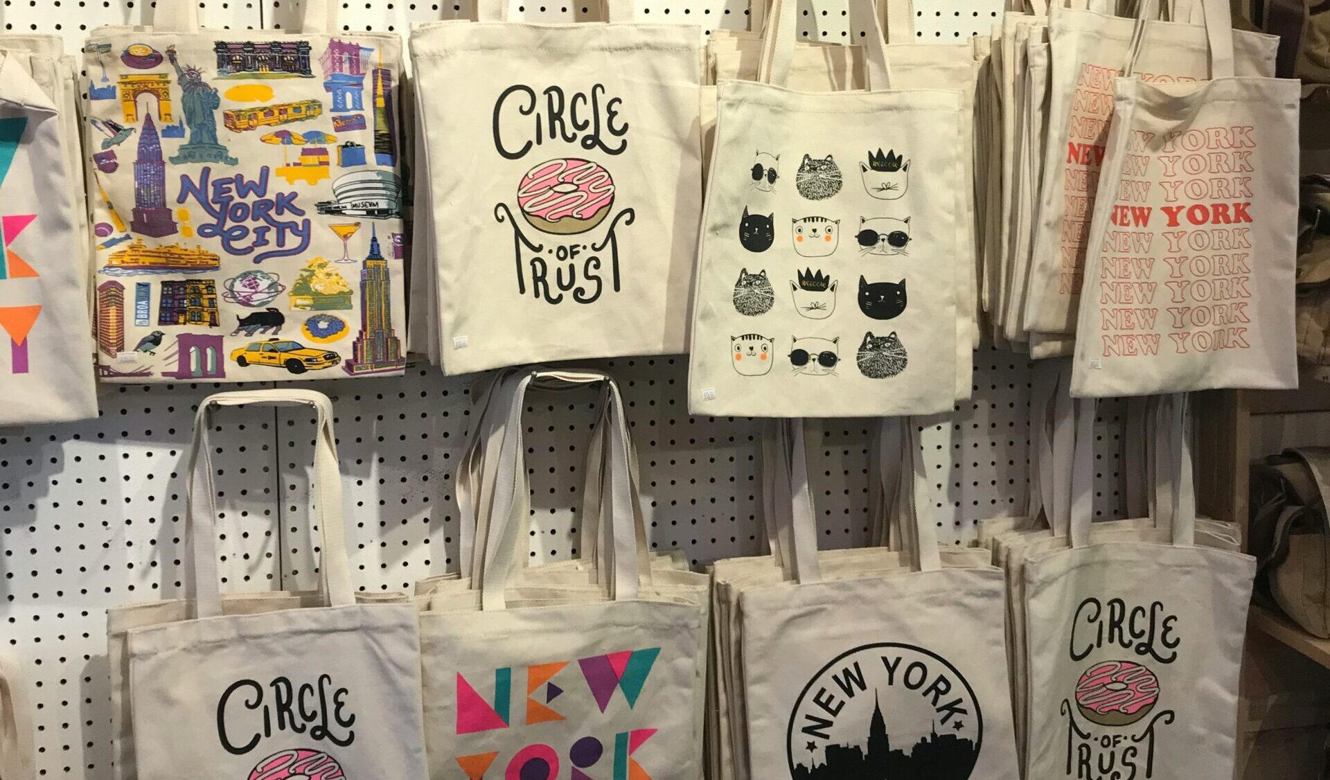 Artículos personalizables más vendidos en tiendas de souvenirs.