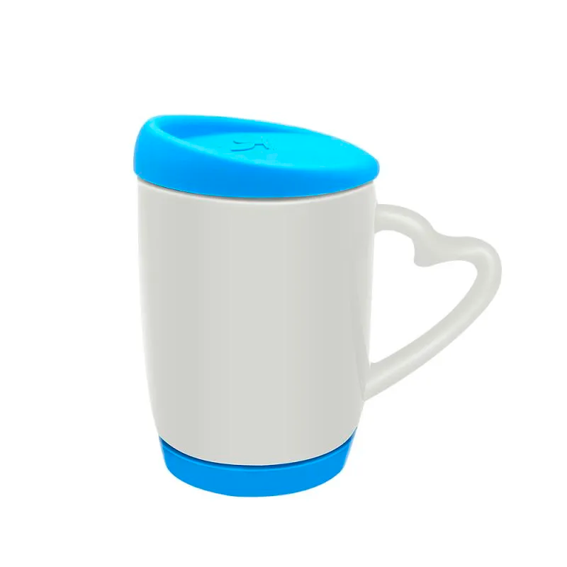 Taza blanca con tapa y base silicona y asa corazón